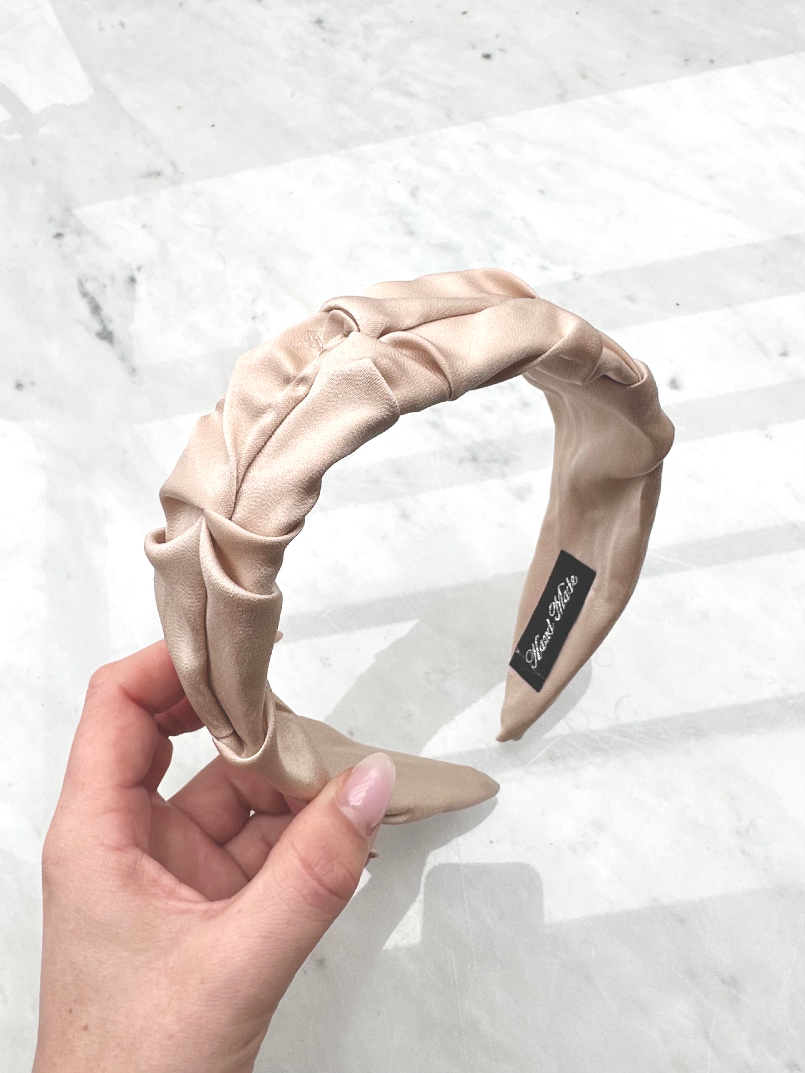 Emelina - Bred hårband i sidenlook